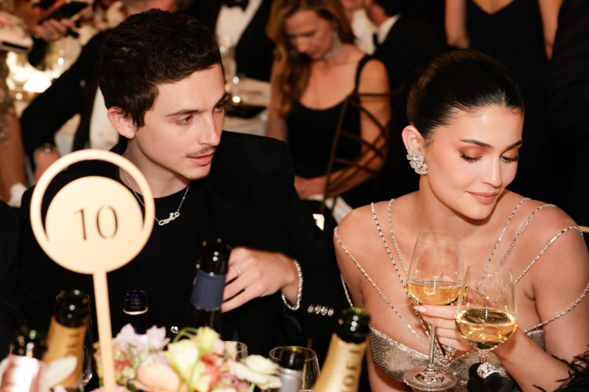 ¡Le negaron un beso! Kylie Jenner es ignorada en los Golden Globes 2026 frente a Timothée Chalamet (VIDEO)