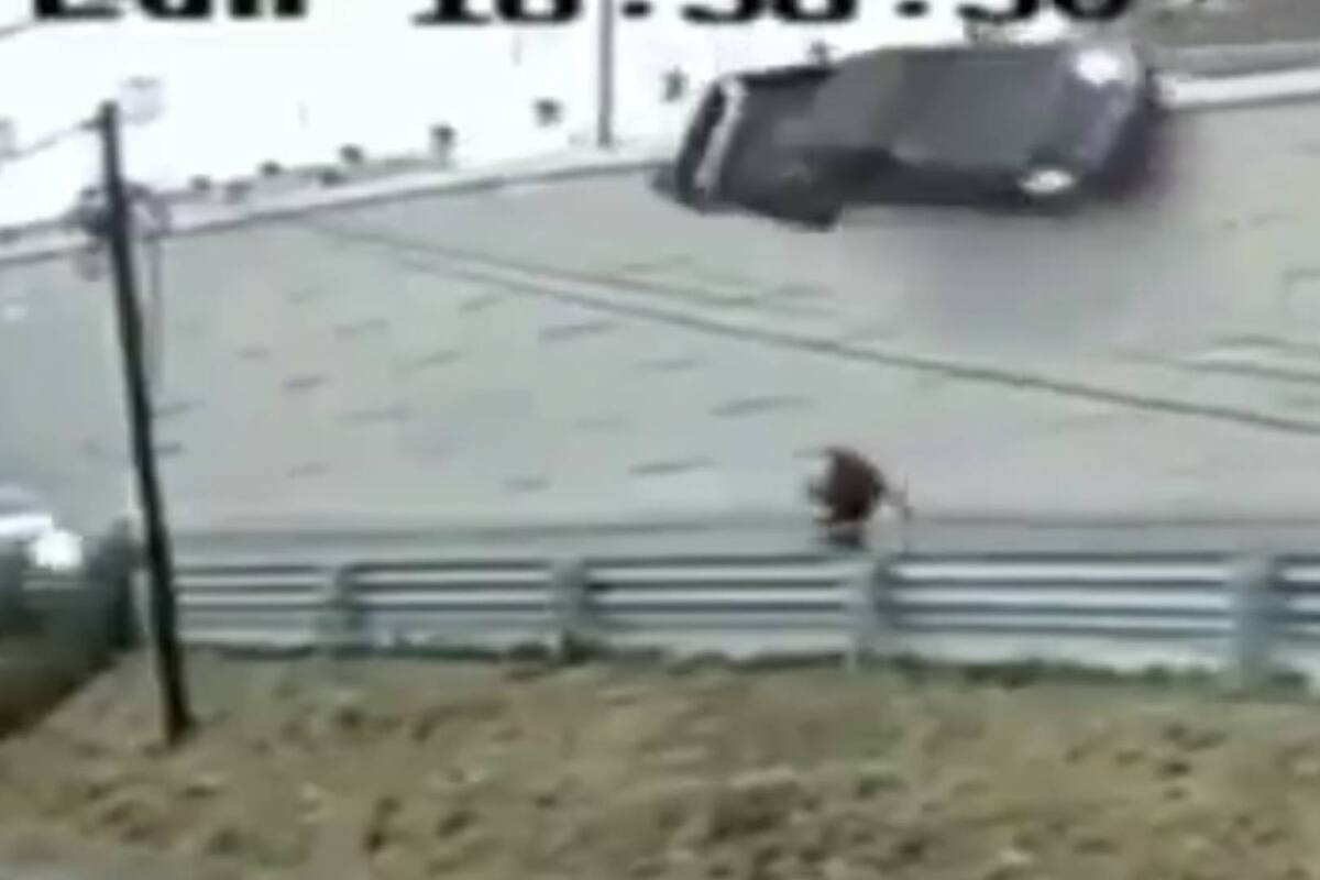 VIDEO: Peatón se salva de ser aplastado por una camioneta tras carambola en Puebla