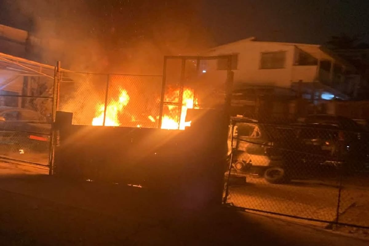 Queman vehículo al interior de yonque en bulevar Fundadores