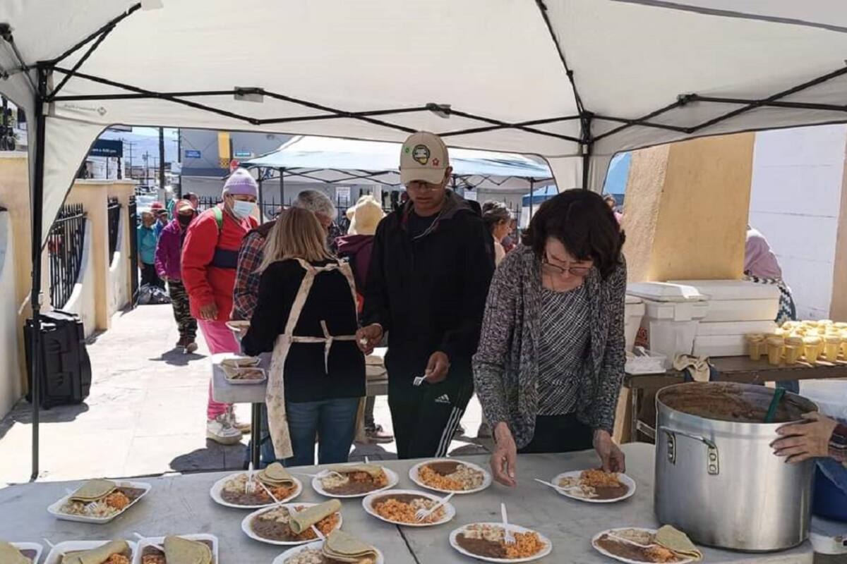 Ofrecen en Ensenada alimentos calientes a personas sin hogar