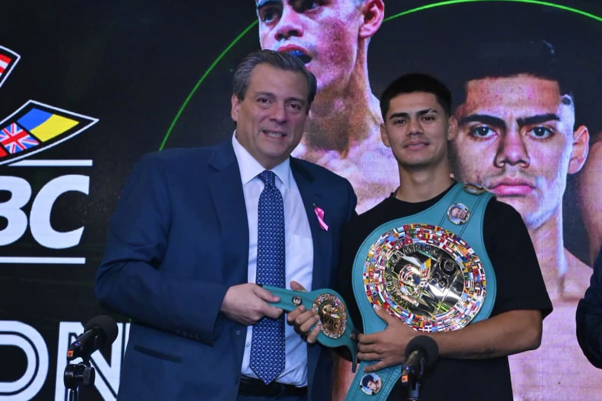 “YOREME” MENDOZA RECIBE CINTURÓN DE CAMPEÓN DEL CMB