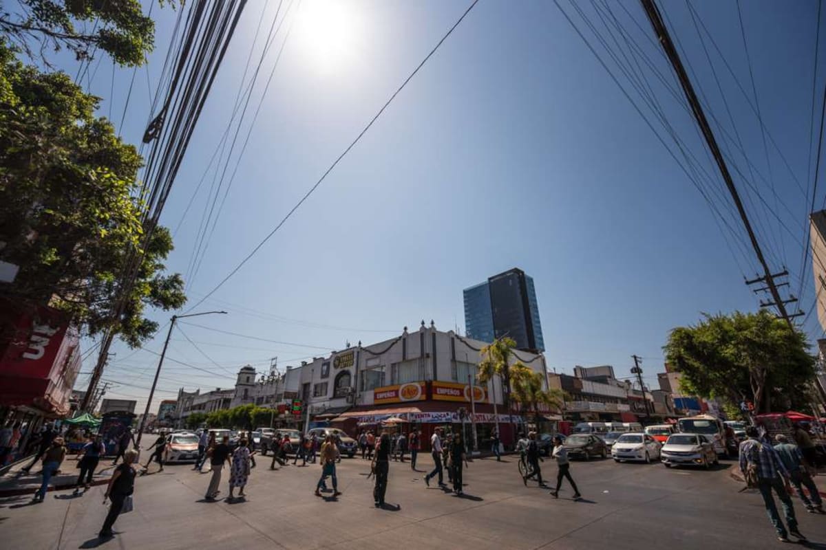 Habitantes de Tijuana enfrentan el aumento de las temperaturas con paraguas y agua; Protección Civil recomienda extremar precauciones durante la semana.
Fotos: Border Zoom.