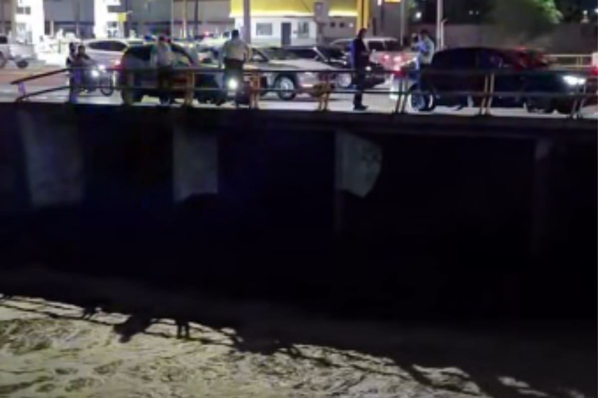 Buscan a persona que cayó a canal