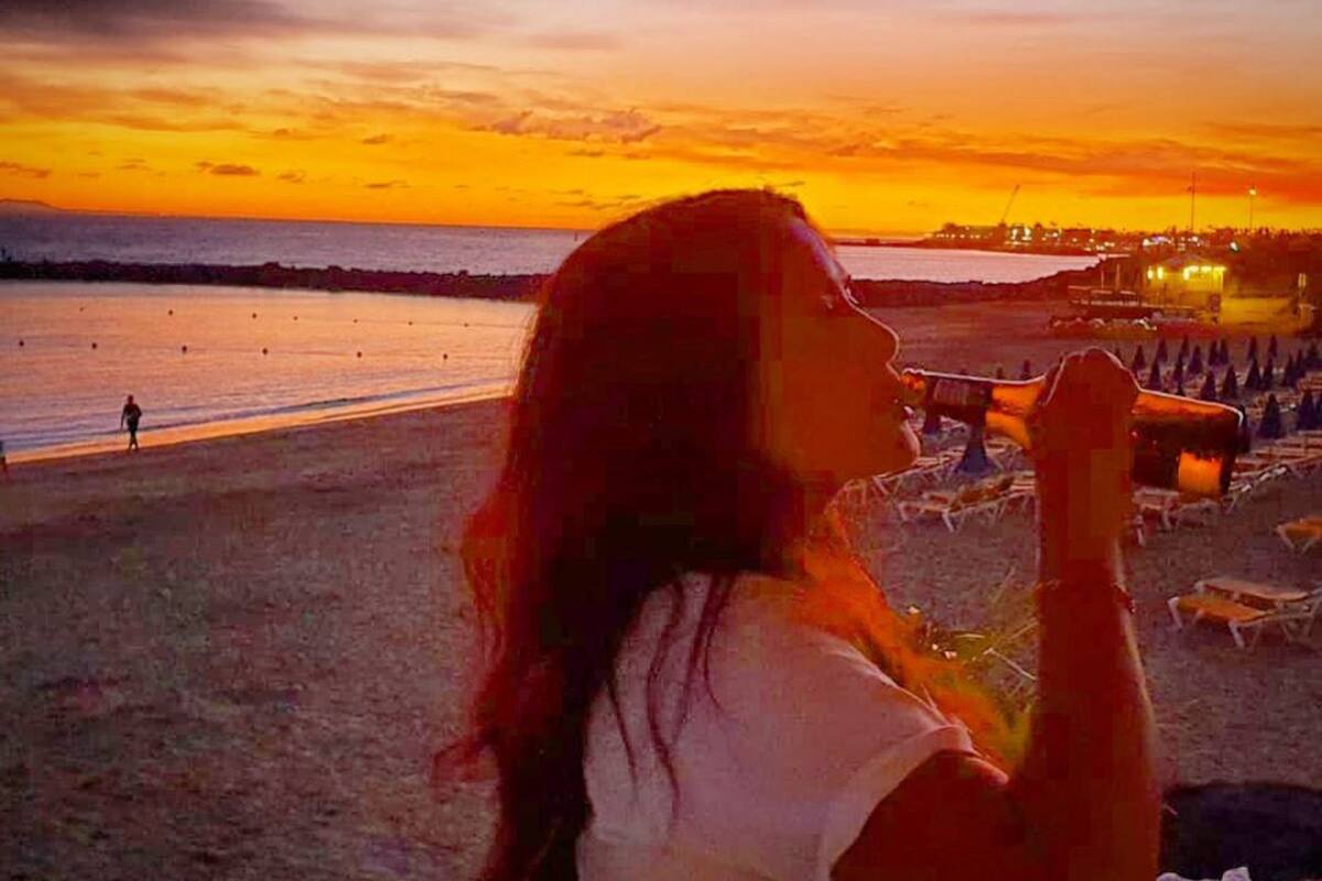 ¿Se le subieron las copas?: Salma Hayek sube foto “pisteando” a gusto en la playa