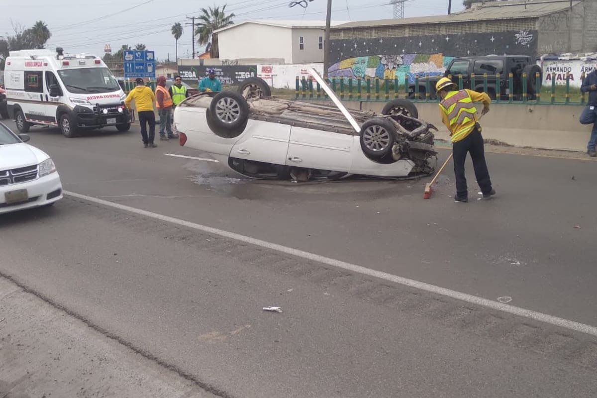Vuelca automóvil en escénica, en tramo de Rosarito
