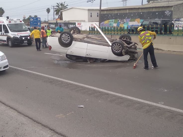 Vuelca automóvil en escénica, en tramo de Rosarito