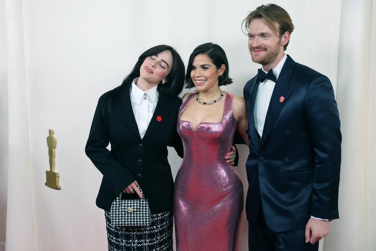 De der. a izq. Billie Elish, America Ferrara y Finneas O'Connell llegan a la 96ª ceremonia anual de los Premios de la Academia. | EFE