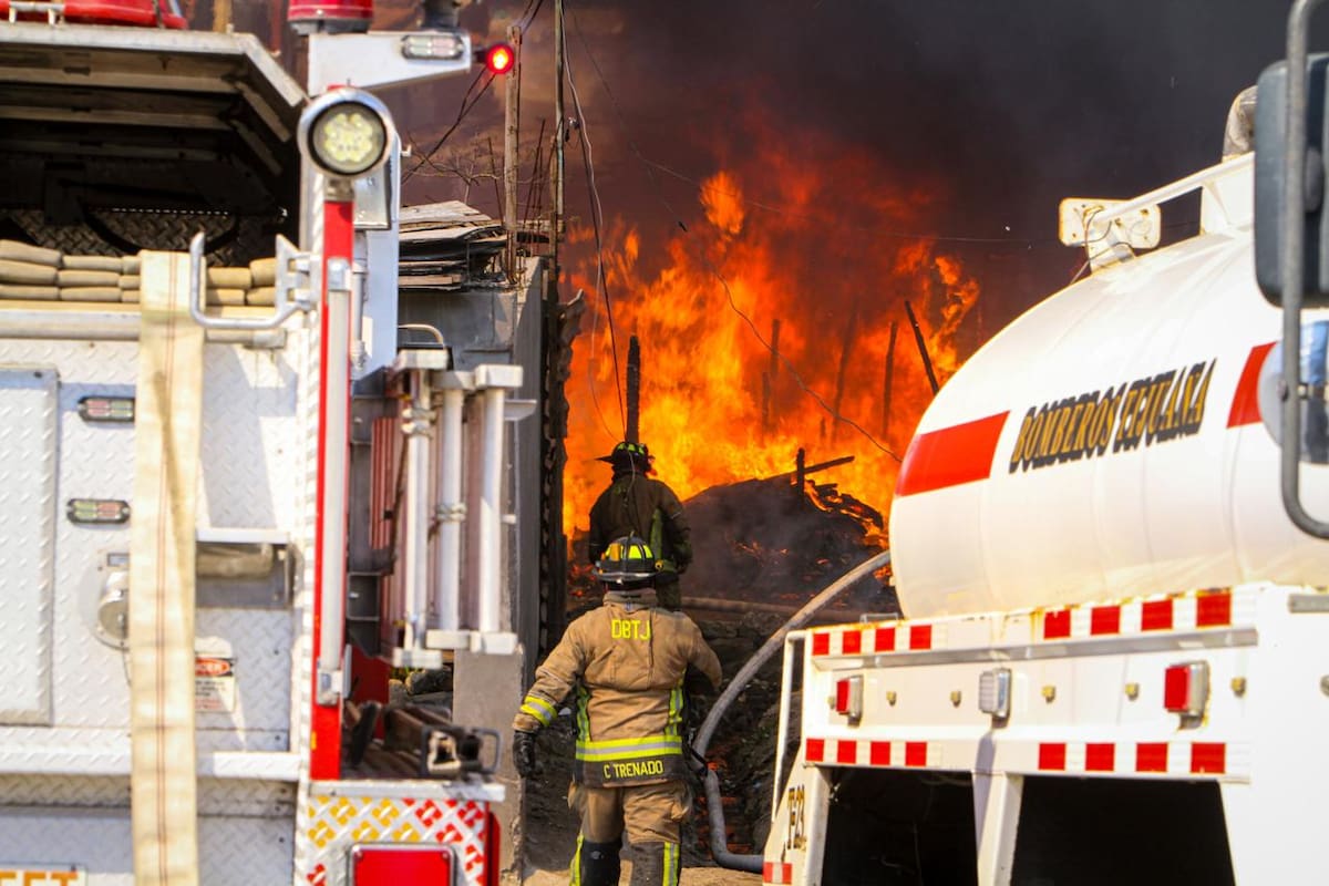 Incendio en Valle Verde destruye varias casas en Tijuana