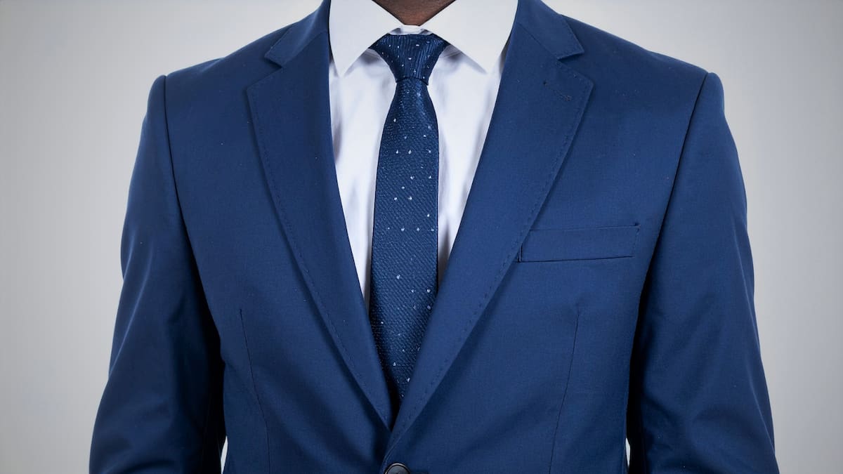 Azul marino.