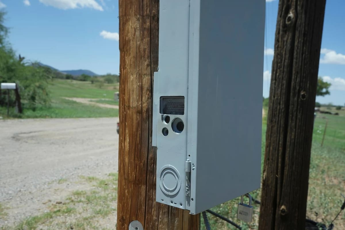 Una cámara remota oculta en una caja eléctrica se utiliza como tecnología de vigilancia, martes 29 de julio de 2025, en Sierra Vista, Arizona. | Crédito: AP