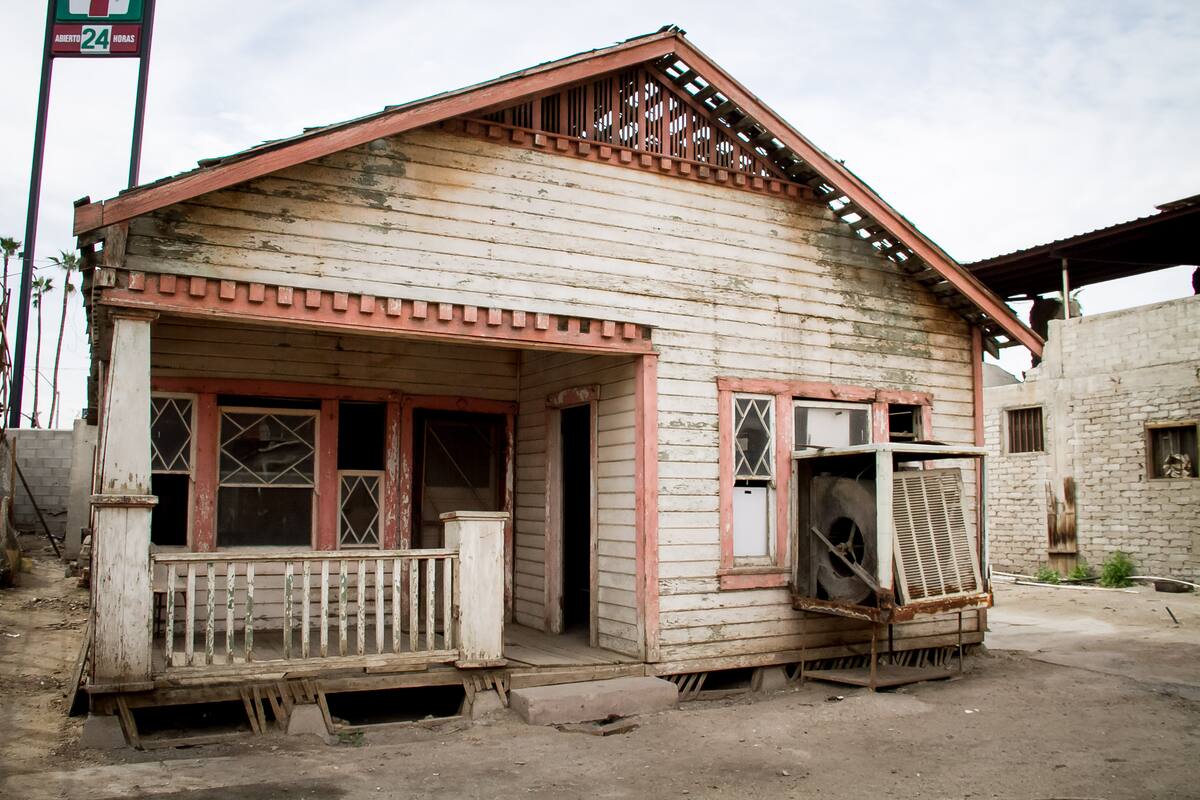 Antes y después del incendio de la casa del general Esteban Cantú