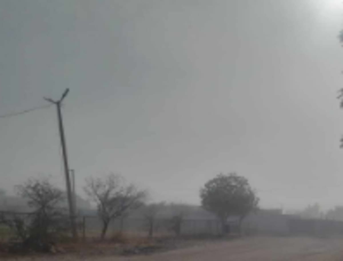 Espesa neblina de humo causada por el incendio en el basurón municipal afecta a ciudadanos en Navojoa. / Imagen por Jesús Palomares.