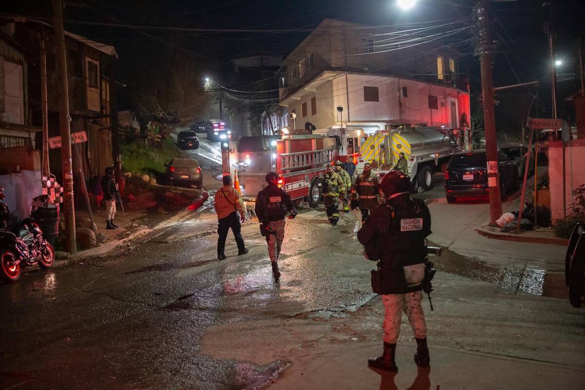 Incendio en Lomas Taurinas daña varias casas y deja un bombero lesionado