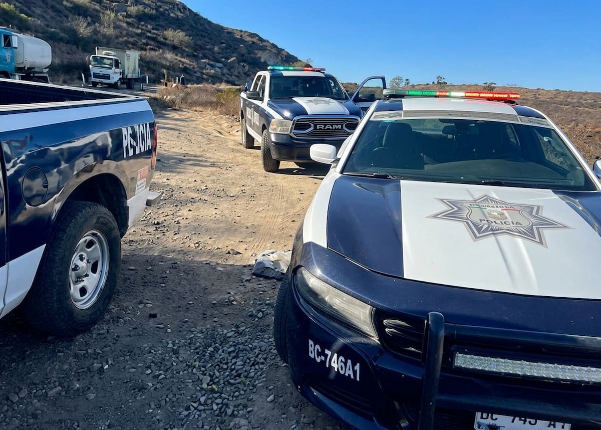 Elementos de seguridad resguardaron la zona de la carretera libre Ensenada-Tijuana, donde fue localizado un vehículo relacionado con la búsqueda de Marlen Vázquez Saavedra y una persona sin signos vitales. Foto: Cortesía