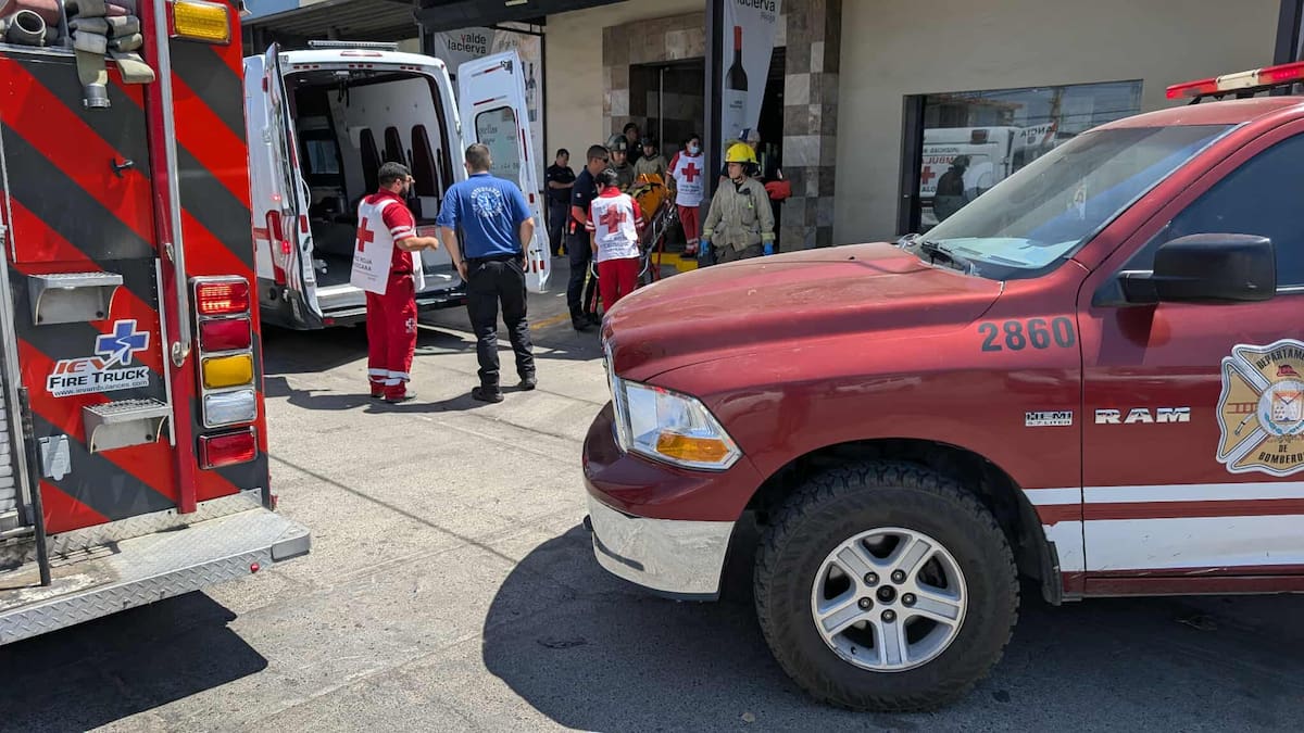 Rescatan con vida a joven de 24 años tras sufrir crisis epiléptica en tienda del Centro
foto: Julian Ortega