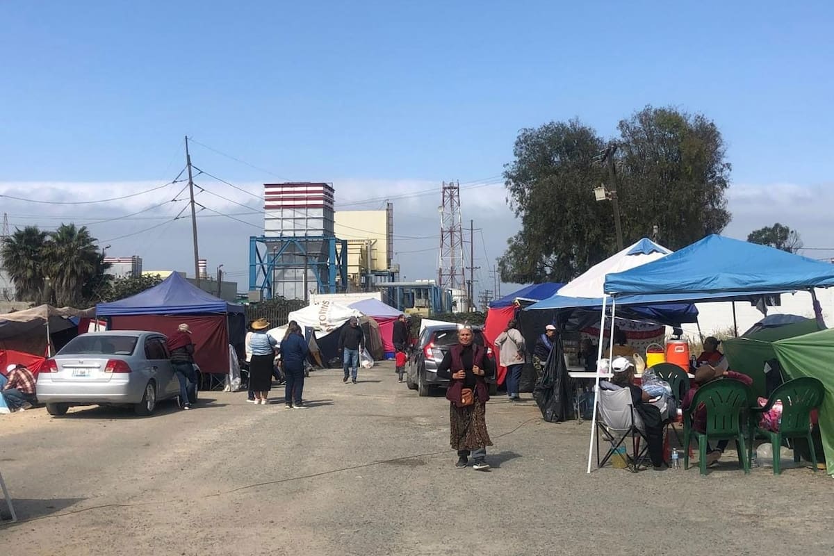 Establecen acuerdos para familias que mantienen plantón en Pemex Rosarito