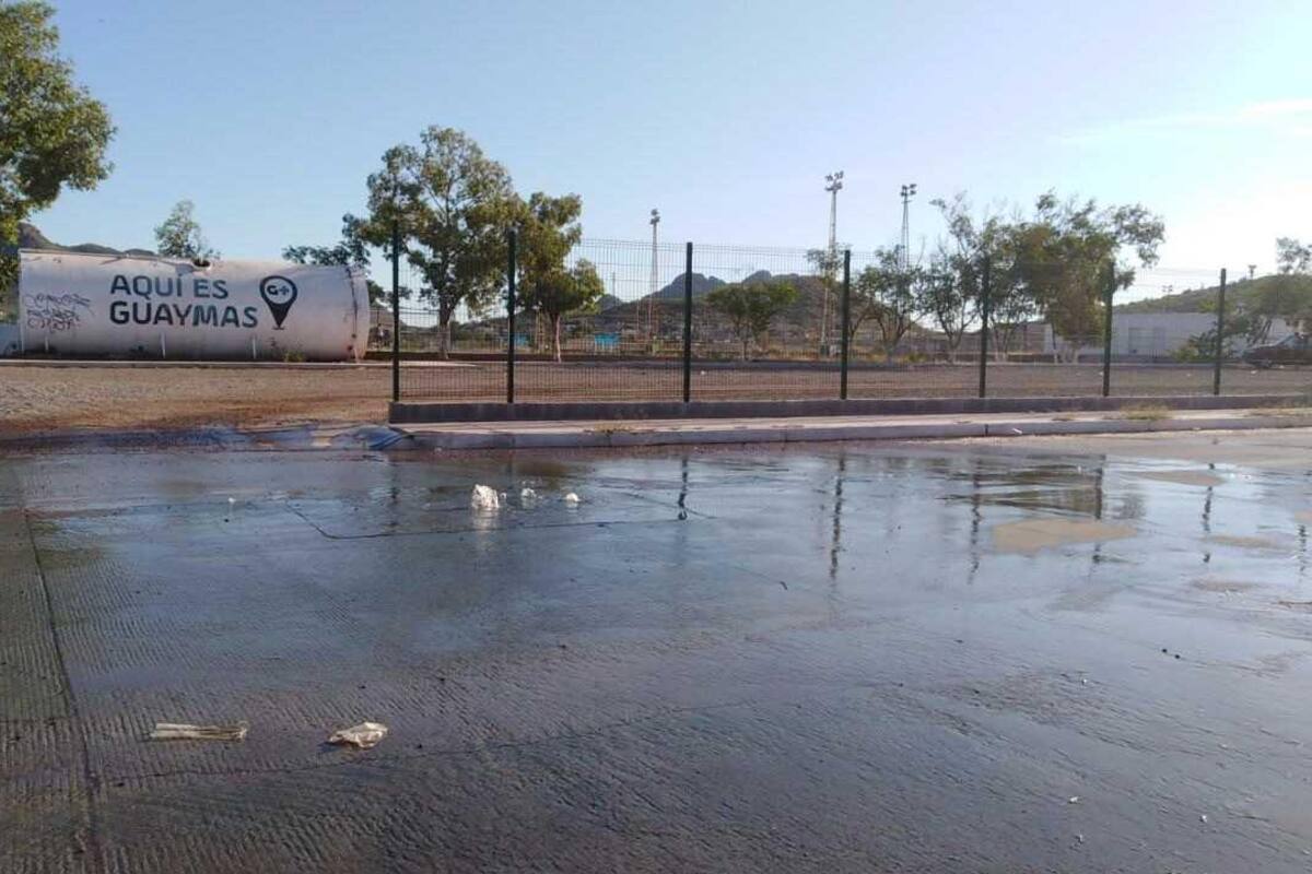 Tierra y basura tapan drenaje de Guaymas