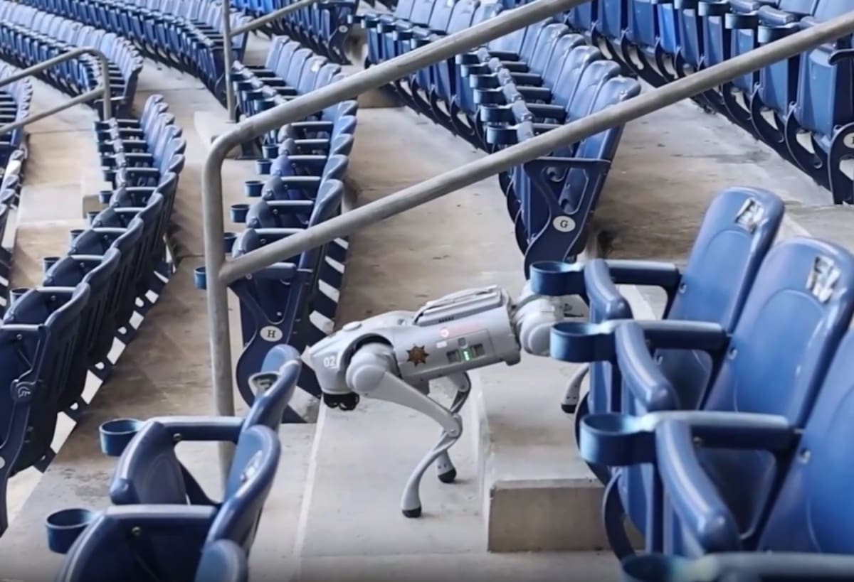 Los dispositivos, operados por personal humano y conectados al sistema C4, permiten detectar riesgos en tiempo real y reforzar la vigilancia en zonas de alta afluencia. | Foto: Xinhua/Captura de pantalla