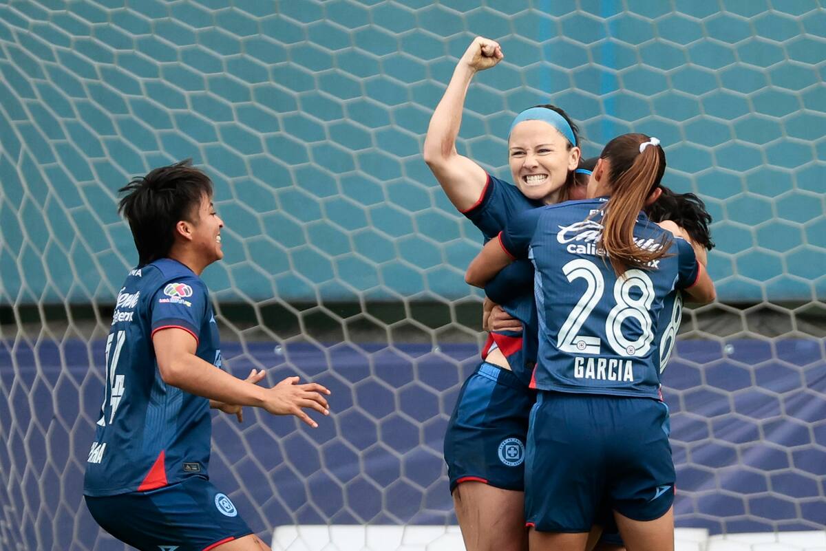 Meghan Cavanaugh (c) de Cruz Azul celebra un gol hoy, durante un partido entre Cruz Azul y Tigres de la jornada seis del Torneo Clausura del fútbol mexicano femenil, disputado en las instalaciones de entrenamiento La Noria, en Ciudad de México (México). EFE/José Méndez