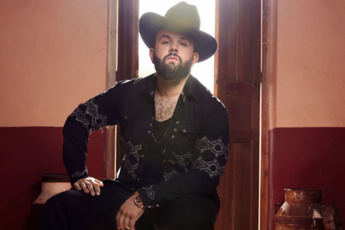 Carín León revela sus palabras favoritas sonorenses tras aparecer en la portada de Billboard en Español