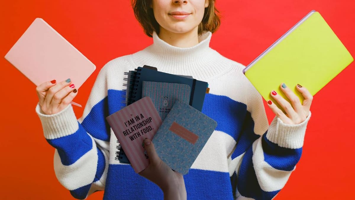 ¿Tienes hojas de cuaderno que te sobren luego del fin del ciclo escolar? Así puedes unirlas y darle una nueva vida