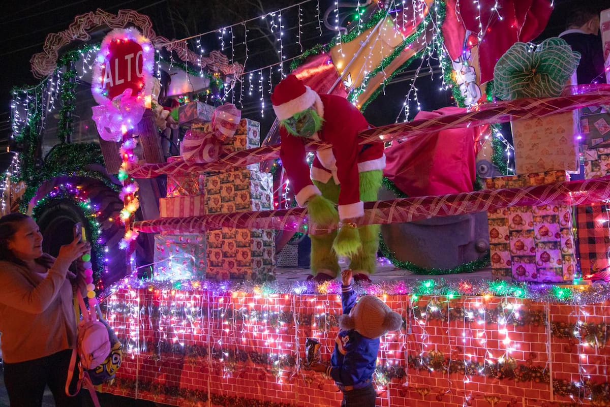 El bulevar Insurgentes se llenó de luces, música y familias durante la caravana navideña que recorrió esta vialidad y concluyó en el Parque Morelos. Foto: Border Zoom