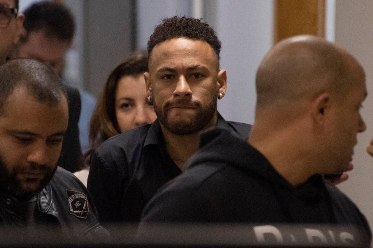 Declara Neymar por difusión de fotos íntimas de mujer