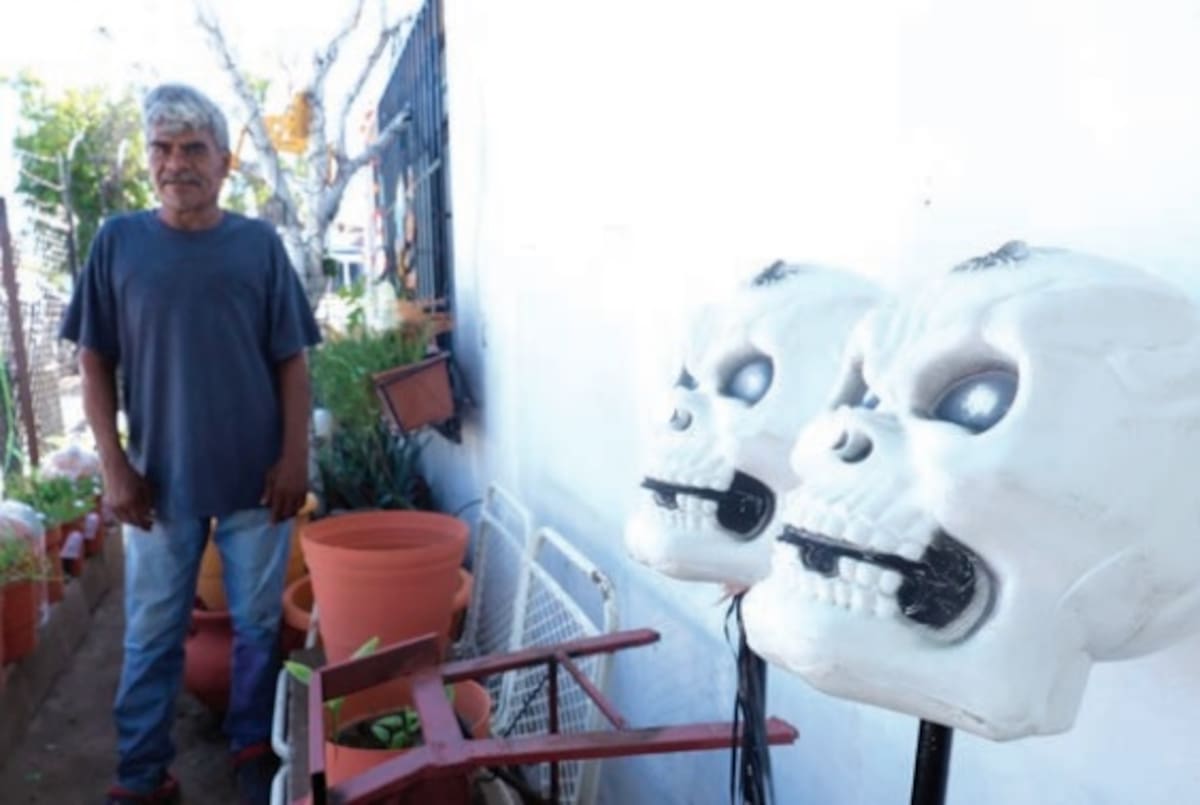 El hogar de Juan Guillermo González, ubicado en la esquina del cruce de las calles 12 de Octubre y Quintana Roo, en la colonia San Benito, ya comienza a lucir la decoración con calabazas, brujas y otros elementos típicos de Halloween