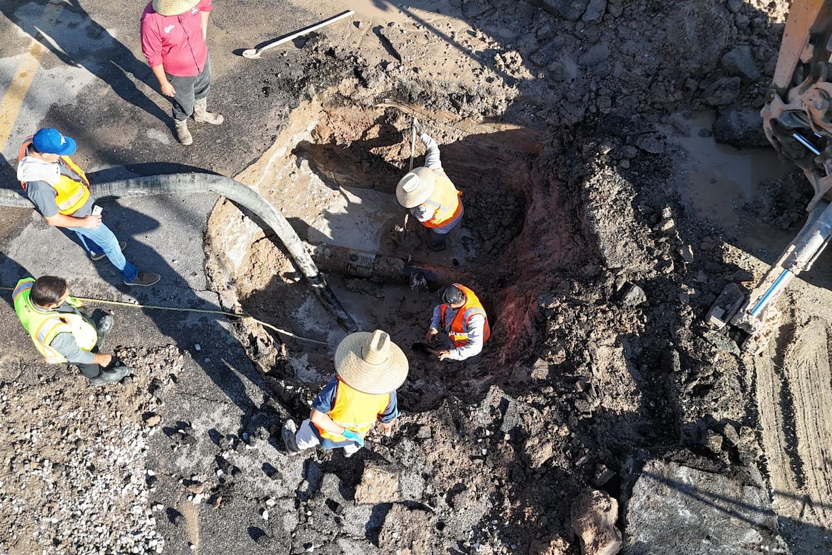 Fuga de agua genera socavón en la calle Lerdo, frente a Rectoría de la UABC