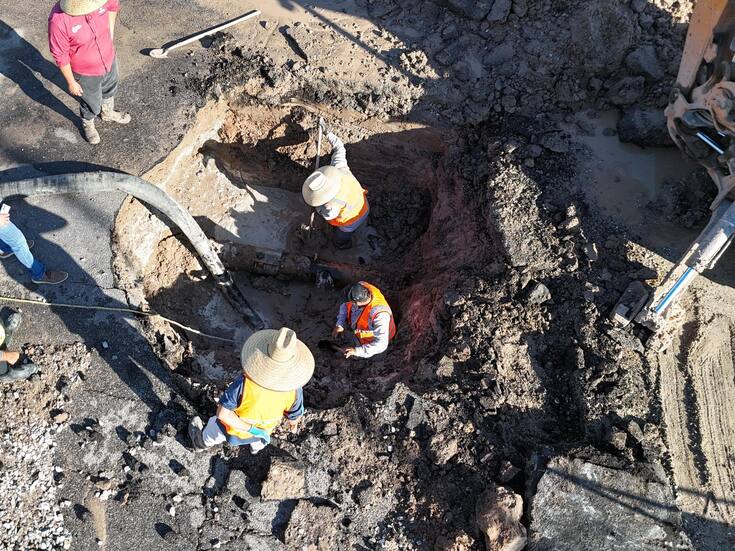 Fuga de agua genera socavón en la calle Lerdo, frente a Rectoría de la UABC