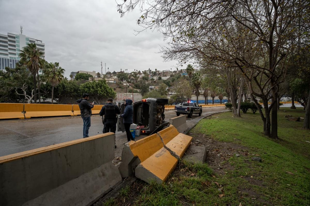Auto vuelca y pareja resulta ilesa