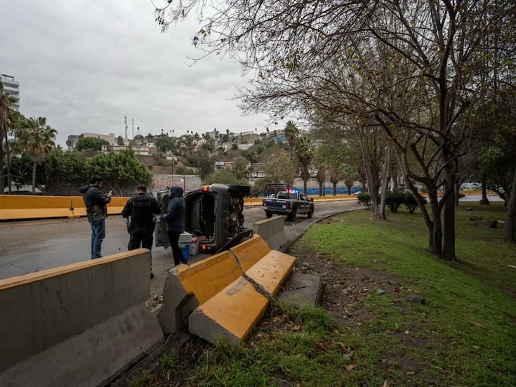 Auto vuelca y pareja resulta ilesa