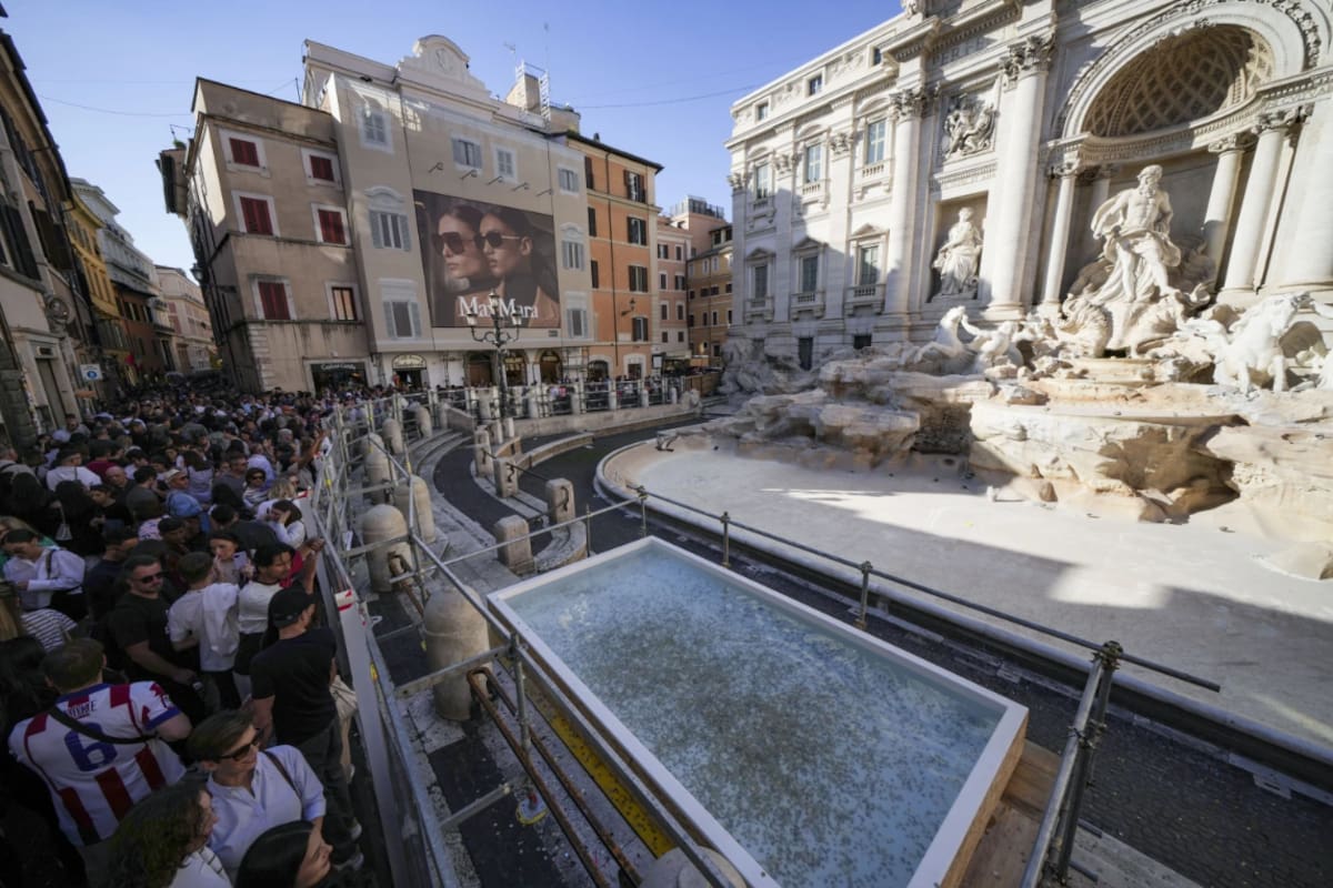 Turistas lanzan monedas en alberca, mientras la Fuente de Trevi sigue en remodelación