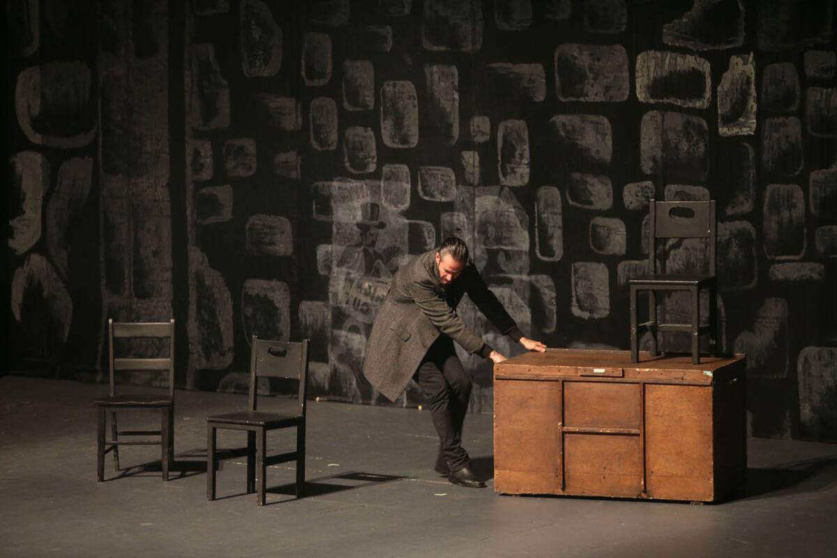 La adaptación de la obra inglesa que impulsó en su momento Tomás Perrín en México, junto a la producción de Antonio Calvo, cumple tres décadas en teatros nacionales y Estados Unidos.