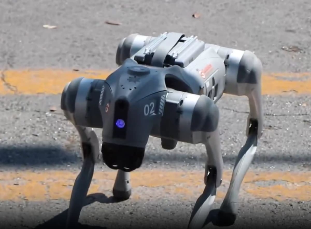 Los dispositivos, operados por personal humano y conectados al sistema C4, permiten detectar riesgos en tiempo real y reforzar la vigilancia en zonas de alta afluencia. | Foto: Xinhua/Captura de pantalla