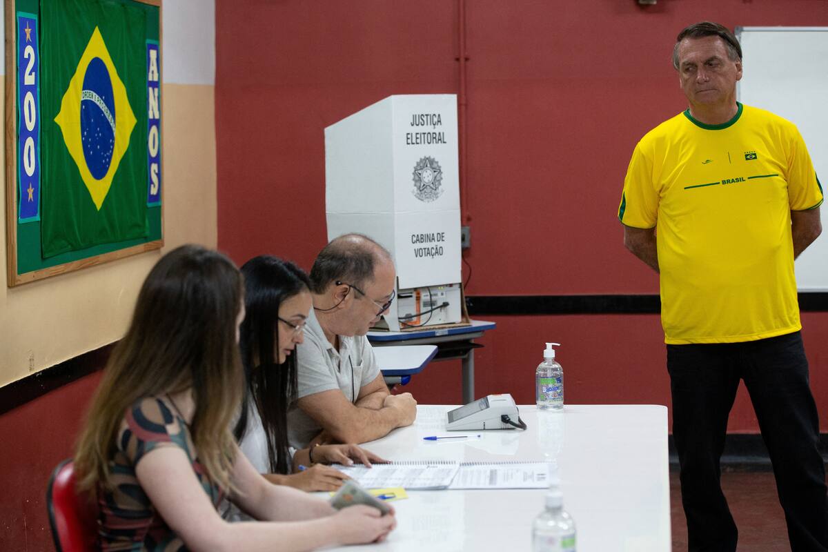 El presidente y candidato presidencial de Brasil, Jair Bolsonaro, observa un colegio electoral en la escuela Rosa da Fonseca durante las elecciones presidenciales, en Río de Janeiro, Brasil. 2 de octubre de 2022. Andre Coelho/Pool vía REUTERS
