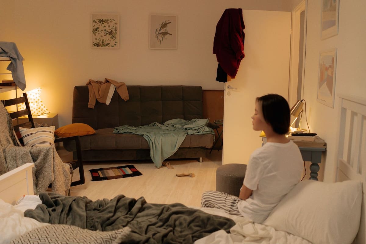 El desorden constante en la habitación va más allá de la pereza y refleja problemas de procrastinación e indecisión, provocando un aumento en los niveles de estrés y fatiga mental del individuo, según la psicología