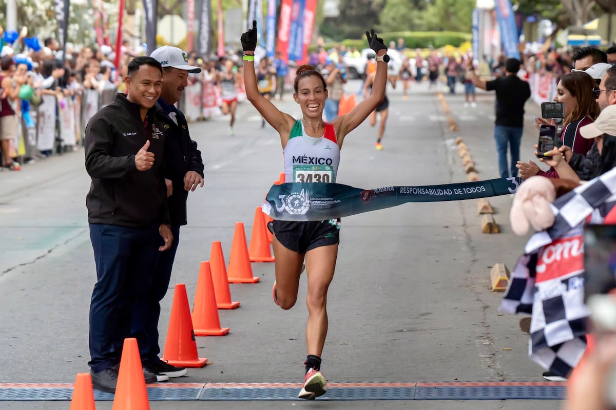 La carrera de 21 kilómetros arrancó frente al Palacio Municipal. Foto: Cortesía