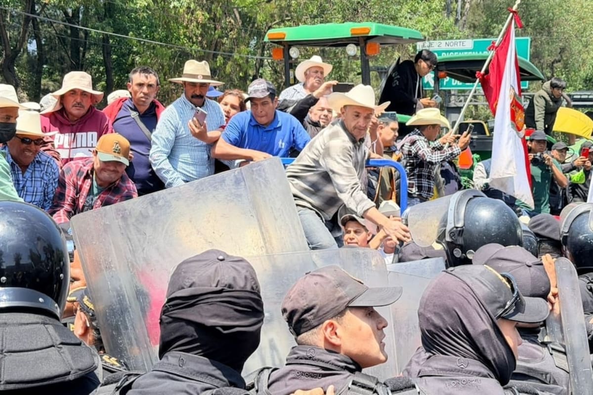 Agricultores de Tlaxcala se enfrentan con policías tras bloqueo en Reforma y Canal del Norte; buscan llegar al Ángel de la Independencia