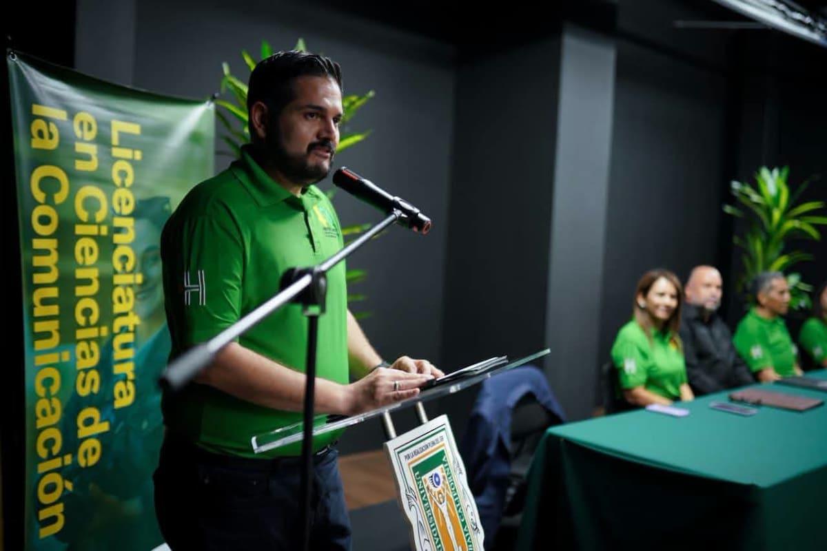 Juan Carlos Pacheco Rosas, coordinador de la Licenciatura en Ciencias de la Comunicación, destacó que el aniversario permitió reunir a quienes participaron en distintas etapas de la carrera l Foto