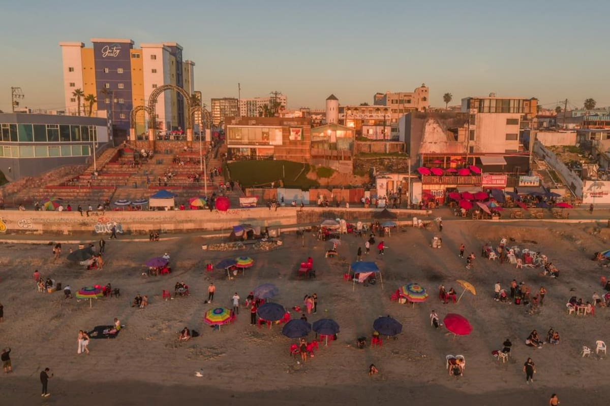 Playas de Tijuana recibe a visitantes al caer el sol tras jornada calurosa