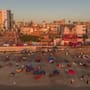 Playas de Tijuana recibe a visitantes al caer el sol tras jornada calurosa