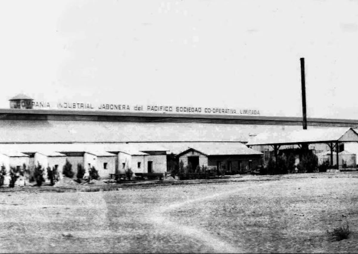 Construida a finales de la década de los 80 sobre los terrenos donde operaba la Jabonera del Pacífico, la plaza se consolidó rápidamente como un espacio clave para los mexicalenses l Foto: Archivo