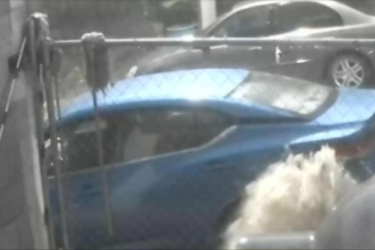 Acusan a fábrica de Santa Fe de provocar que un carro fuera arrastrado por las lluvias