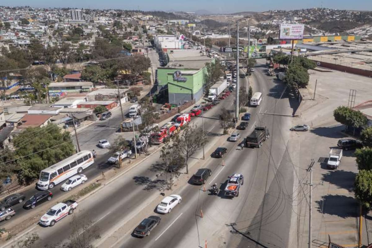 Camión derriba poste de CFE y deja cables sobre vehículos