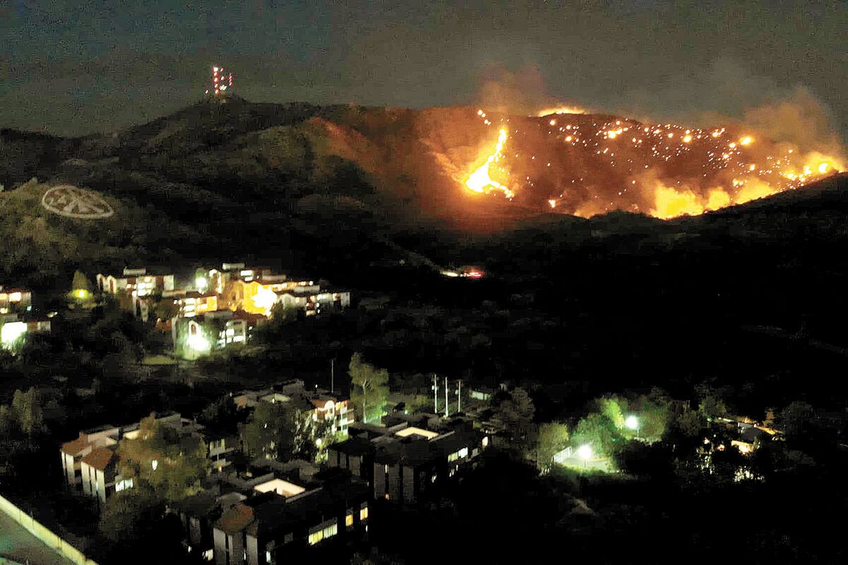 Batallan para sofocar fuego en el cerro