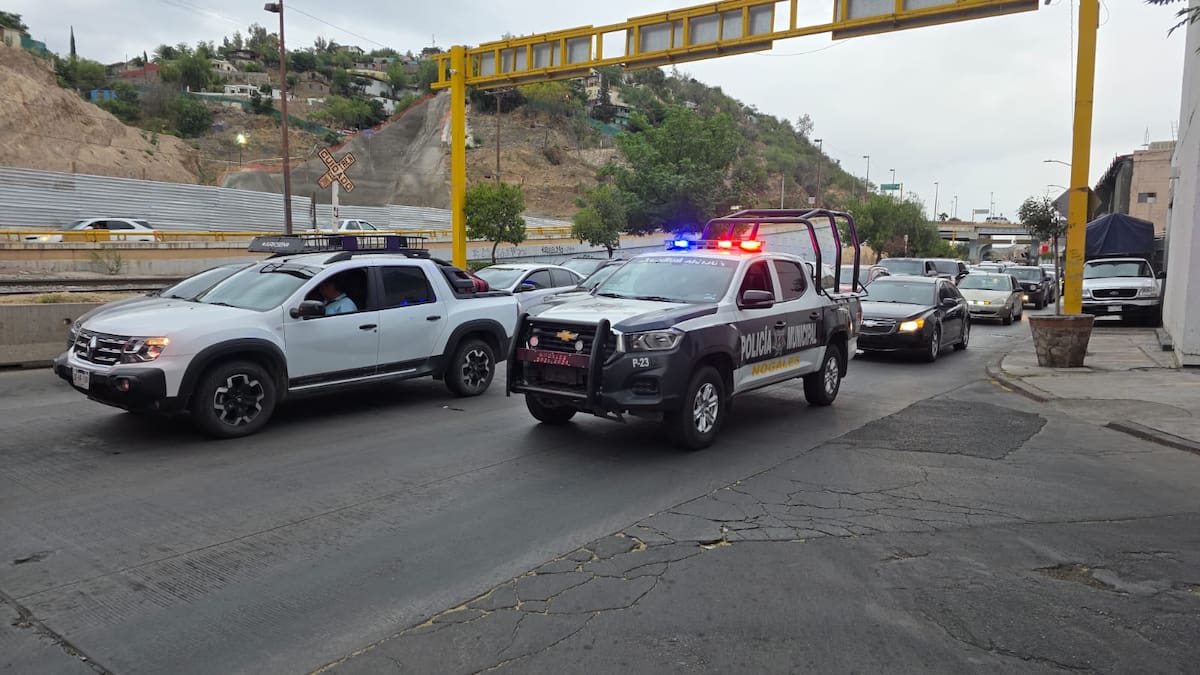 Operativo de apoyo vial busca mantener el orden en las filas hacia Estados Unidos durante el puente del 1 de mayo. FOTO: MANUEL JIMÉNEZ