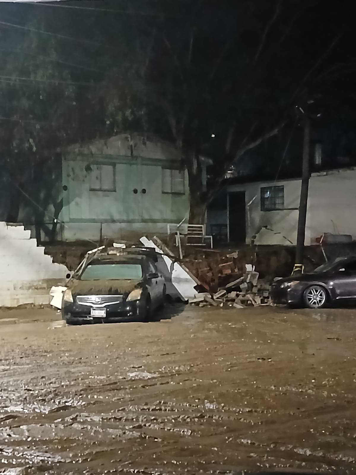 La barda del Colegio Servet colapsó sobre vehículos en el fraccionamiento Nueva Ensenada. Foto: Cortesía