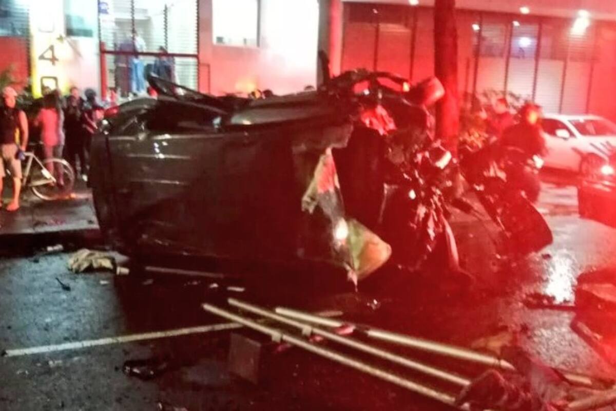 Vehículo se sale de carriles y cae del segundo piso del Periférico en CDMX