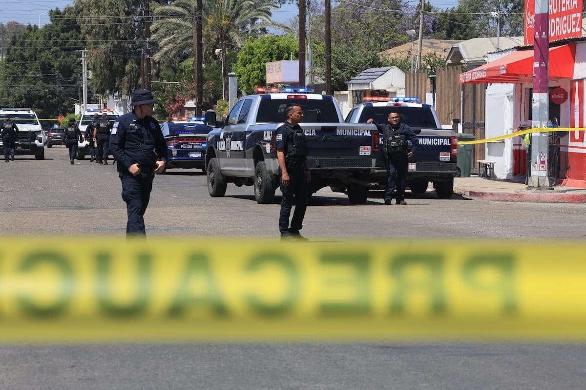 Los ofendidos, ambos de entre los 40 a 50 años, fueron declarados sin vida poco después y la escena quedó asegurada por las autoridades. Foto: Sergio Ortiz